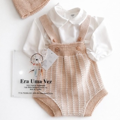 Conjunto de roupa de bebé branco e bege com gorro de malha