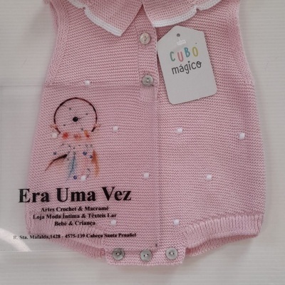 Body de bebé rosa com gola branca e botões