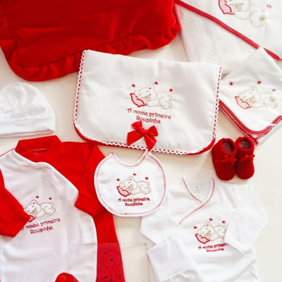 Conjunto de roupa e acessórios para bebé em vermelho e branco com bordado de ursinho e texto