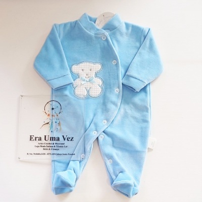 Pijama de bebé azul com ursinho bordado e placa informativa em fundo branco