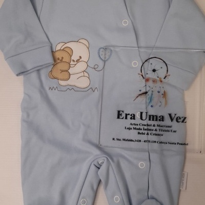 Macacão de bebé azul claro com bordado de ursos e botões de pressão