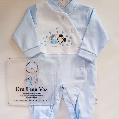 Pijama de bebé azul claro com estampa de bebé Mickey e estrelas