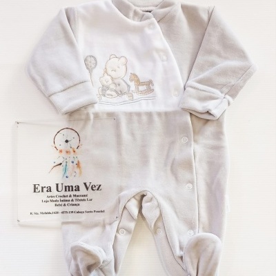 Macacão de bebé cinzento e branco com bordado e placa com texto