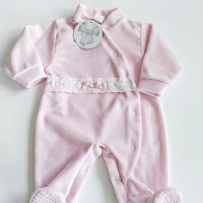 Macacão de bebê rosa claro com detalhes em renda branca e botões de pressão