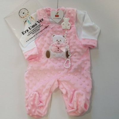 Macacão de bebé rosa com textura bolinhas e aplique ursinho com prendendor de chucha