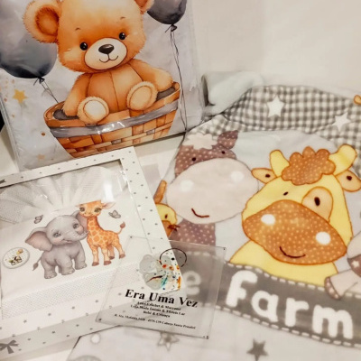 Produtos de bebê com desenhos de ursinho, vaca, ovelha, elefante e girafa.