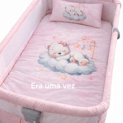Berço portátil rosa com ursinho a dormir numa nuvem e texto Era uma vez