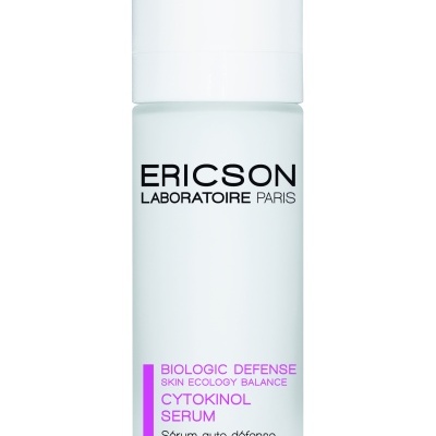 Frasco branco de sérum Ericson Laboratoire Paris com tampa branca e texto roxo e preto