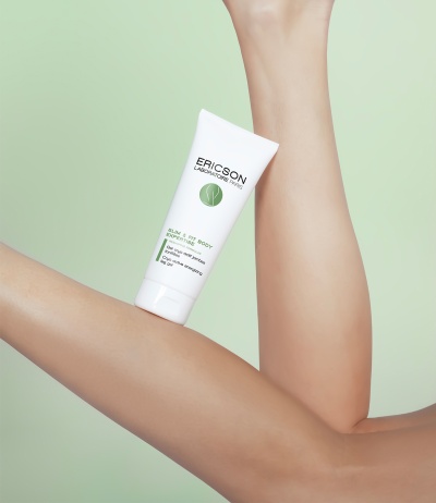 Frasco branco de gel corporal Ericson apoiado em pernas sobre fundo verde claro