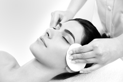 Mulher a receber tratamento facial com disco de algodão