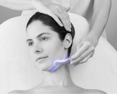 Tratamento facial com dispositivo luminoso azul na zona do queixo