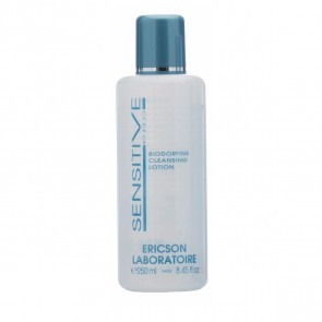 Frasco branco com tampa azul de loção de limpeza Bioderma Sensitive Ericson Laboratoire
