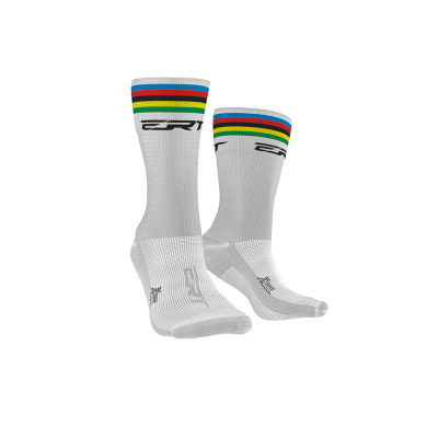 Meias desportivas brancas com riscas coloridas e texto CRT