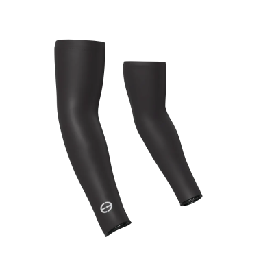 Mangas pretas elásticas para braços com logotipo branco em fundo branco