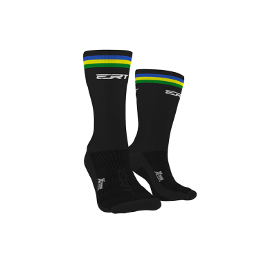 Meias desportivas pretas com riscas coloridas e texto branco