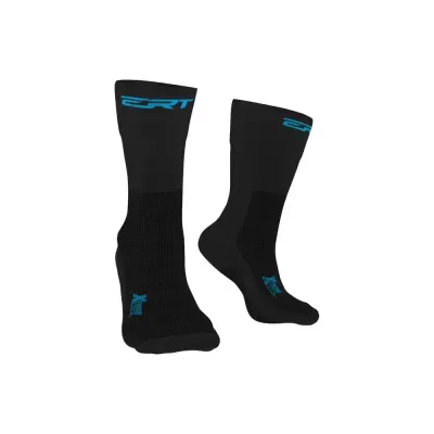 Par de meias pretas com detalhes em azul e o texto ESRT