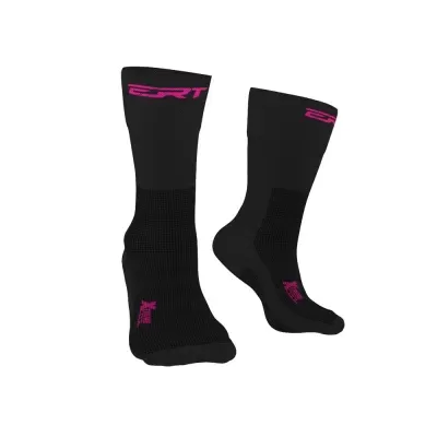 Par de meias desportivas negras com detalhes cor-de-rosa e texto ESRT