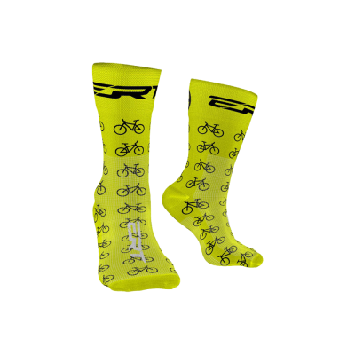 Meias amarelas com padrão de bicicletas e texto CR7