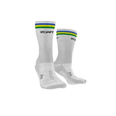 Meias desportivas brancas com riscas coloridas e texto ERT