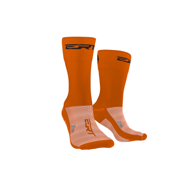 Par de meias desportivas laranja com detalhe branco e texto CR7 preto