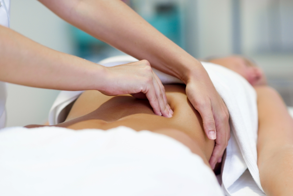 Osteopatia Massagem nas costas com lençol branco em ambiente de spa