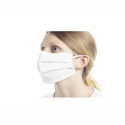 Máscara facial branca de tecido em rosto de pessoa