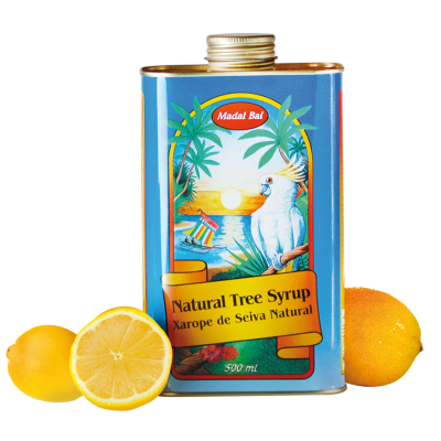 Lata azul com xarope natural, imagens tropicais e limões ao lado