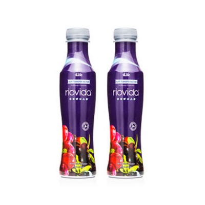 Duas garrafas de bebida Riovida com rótulo roxo e imagens de frutas