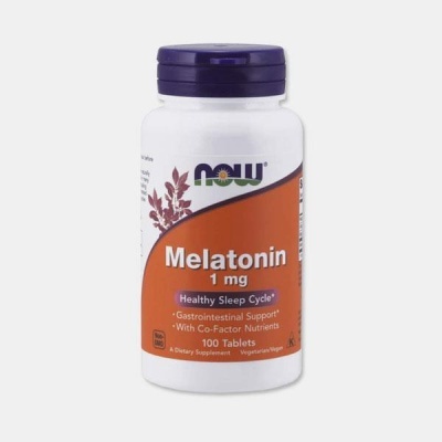 frasco de suplemento Melatonina 1 mg da marca NOW com rótulo laranja