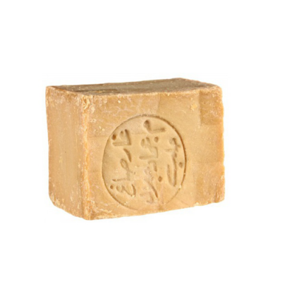 Bloco de sabão castanho claro com símbolo gravado circular