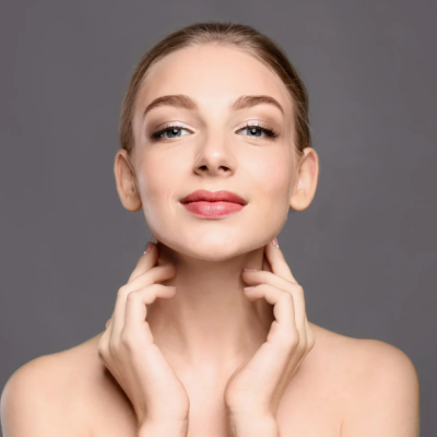 Mulher jovem com cabelo loiro e fundo cinza