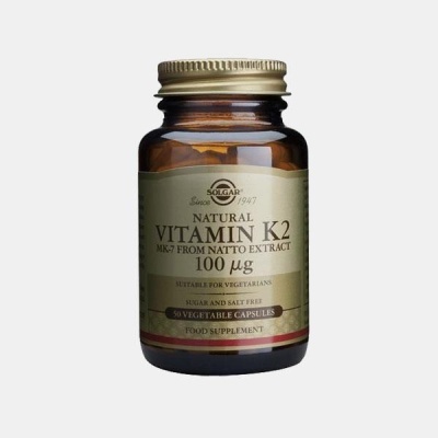 Frasco de suplemento alimentar Solgar Natural Vitamin K2, frasco dourado com rótulo creme