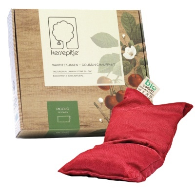 Almofada térmica vermelha com embalagem de cartão decorada com folha e cerejas