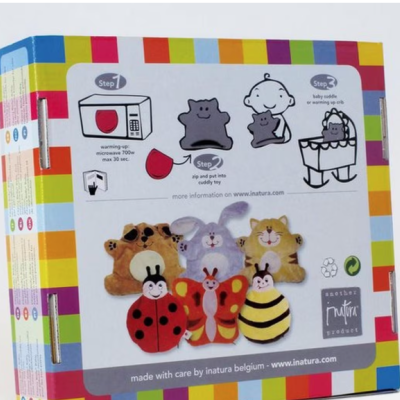 Embalagem colorida com brinquedos macios em forma de animais diversos e instruções de uso.