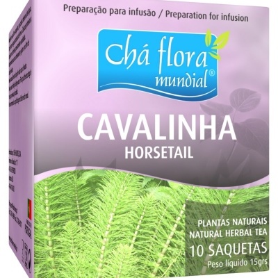 Caixa lilás de chá de cavalinha com imagem da planta e texto informativo