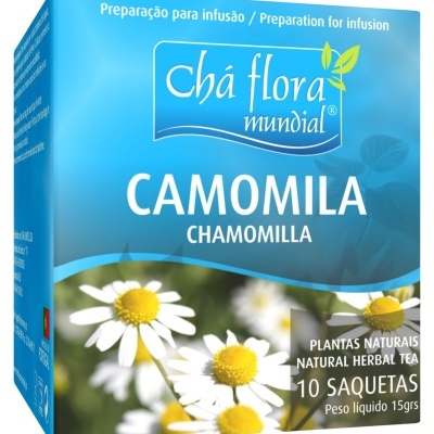 Caixa de chá camomila Chá Flora Mundial azul com flores de camomila e texto em português e inglês