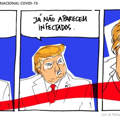 Tira cómica com três painéis mostrando Donald Trump a dizer frases em português sobre testes e infectados.