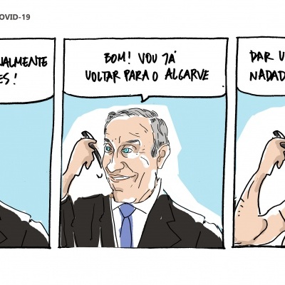 Banda desenhada com três painéis e diálogos em português entre dois homens a falar ao telefone.