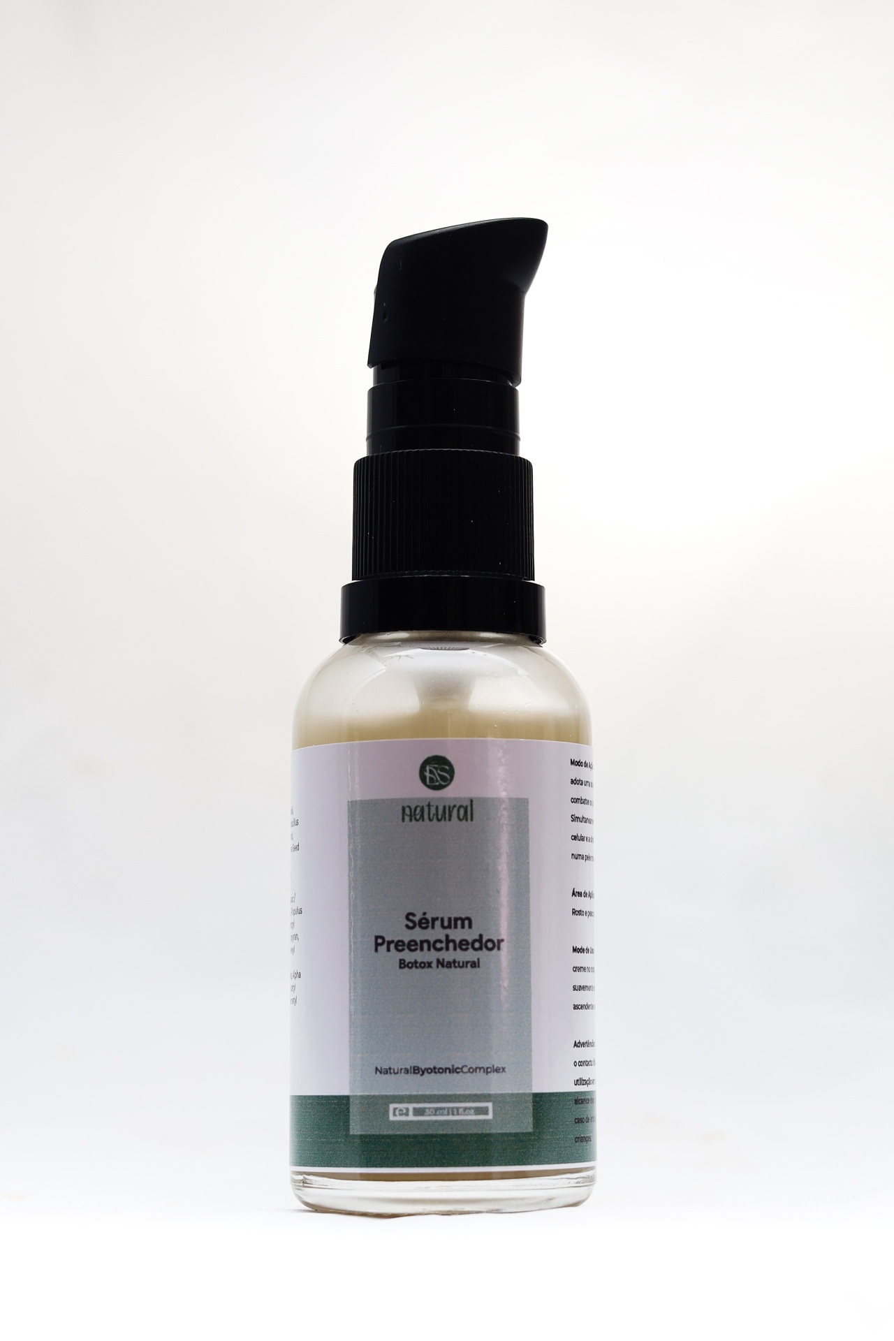 Sérum Preenchedor Frasco com doseador preto de sérum preenchedor Natural com rótulo branco e verde