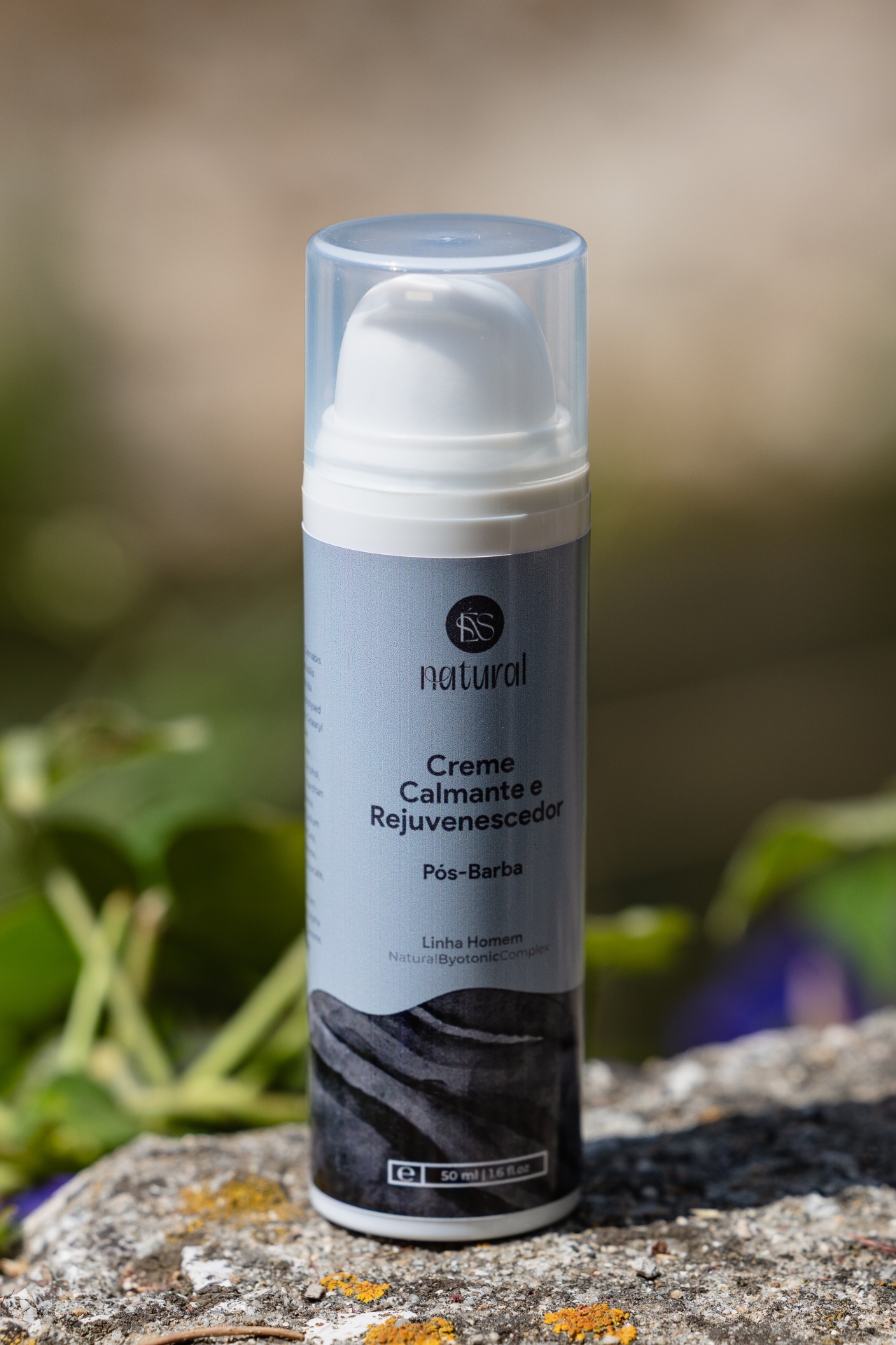 Creme Calmante e Rejuvenescedor Pós-Barba Frasco de creme pós-barba em plástico branco e azul com tampa transparente