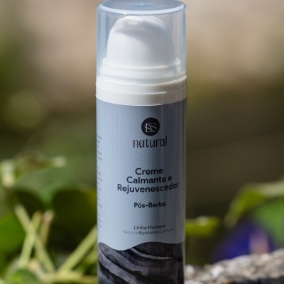 Frasco de creme pós-barba em plástico branco e azul com tampa transparente
