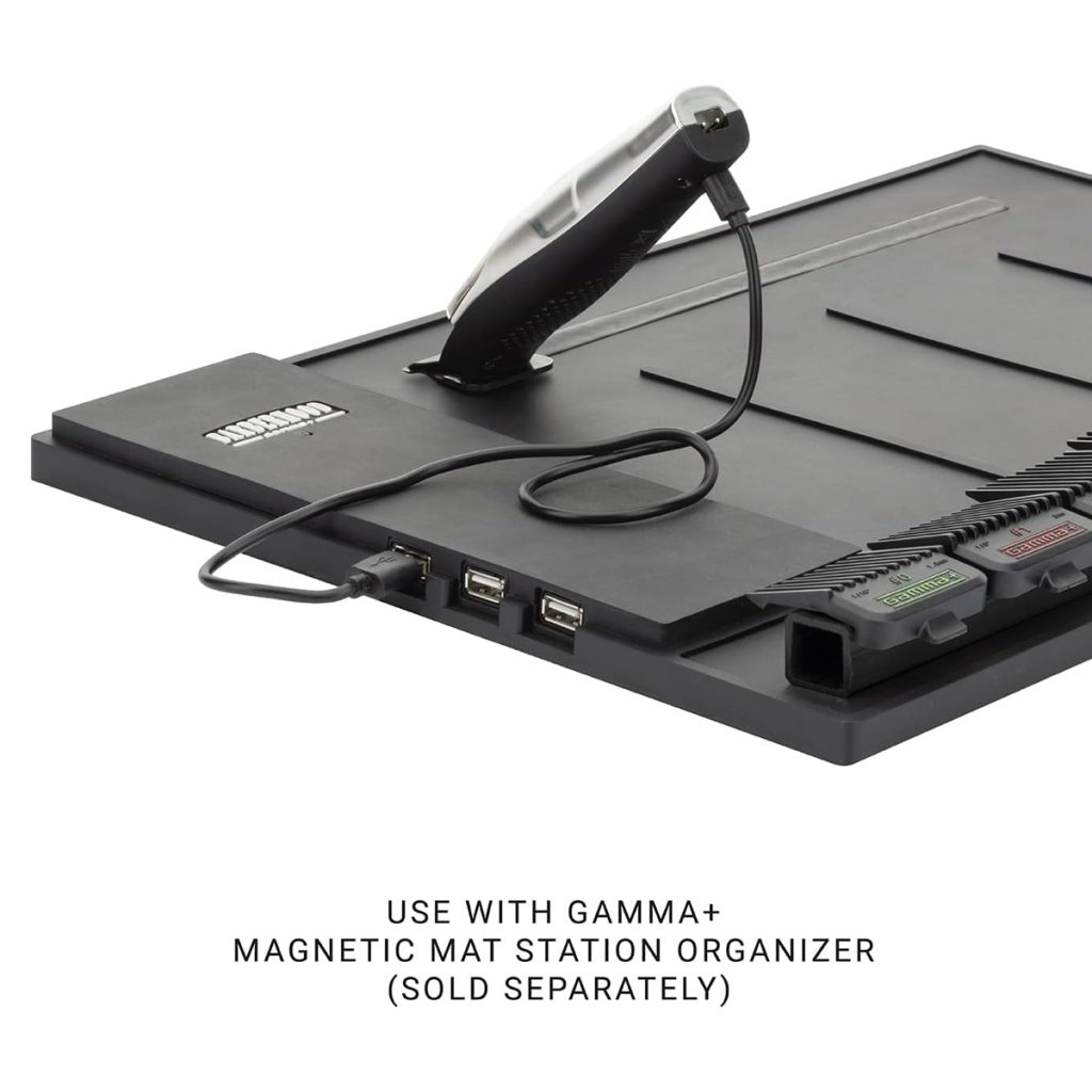Estação magnética organizadora GAMMA+ preta com dispositivo portátil prateado e cabos