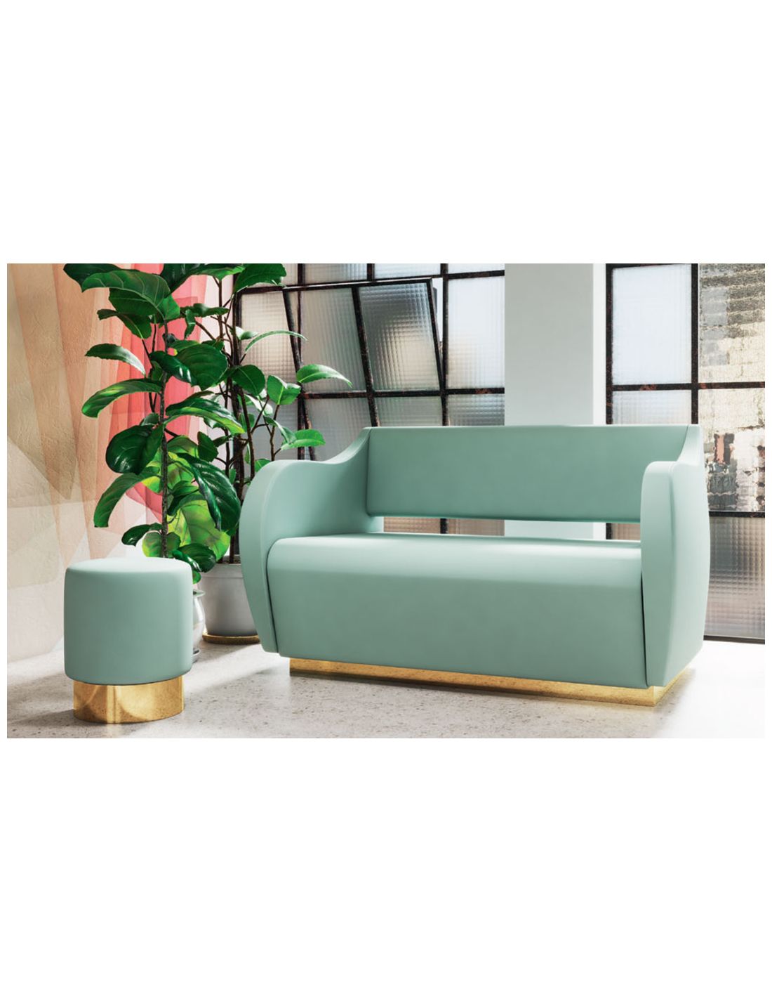 Sofá verde-água moderno com base dourada e pufe a condizer junto a plantas e janela