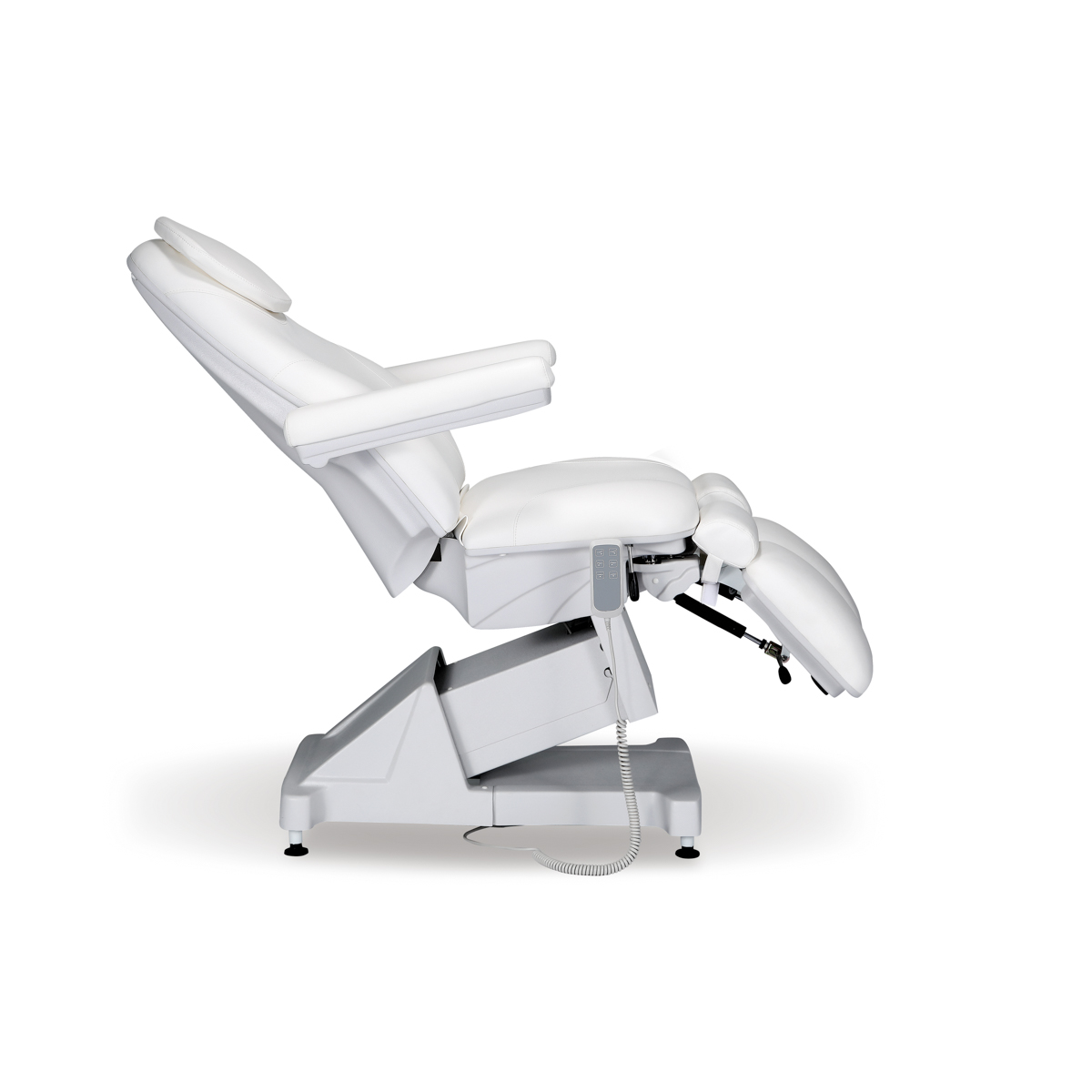 Cadeira reclinável branca acolchoada com estrutura metálica e apoio ajustável