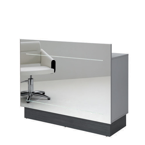 Balcão com frente espelhada e base em madeira escura com cadeira branca ao lado