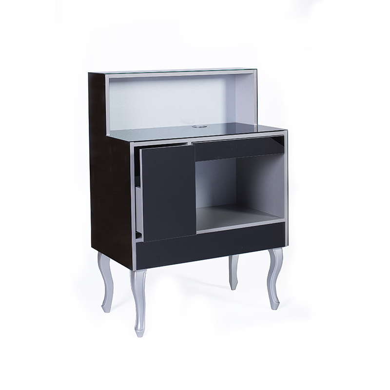 móvel preto brilhante com porta, espaço aberto, prateleira superior e pernas metálicas prateadas curvadas