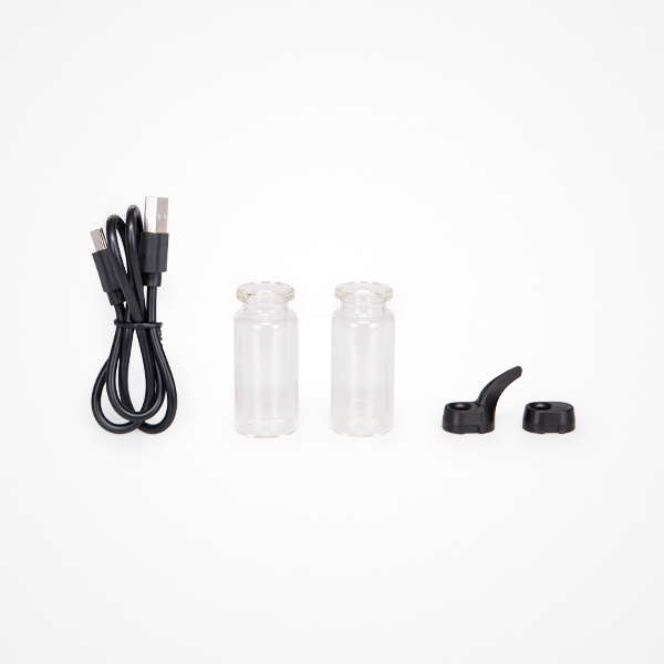 Cabo USB preto, frascos em vidro e peças de plástico preto sobre fundo branco