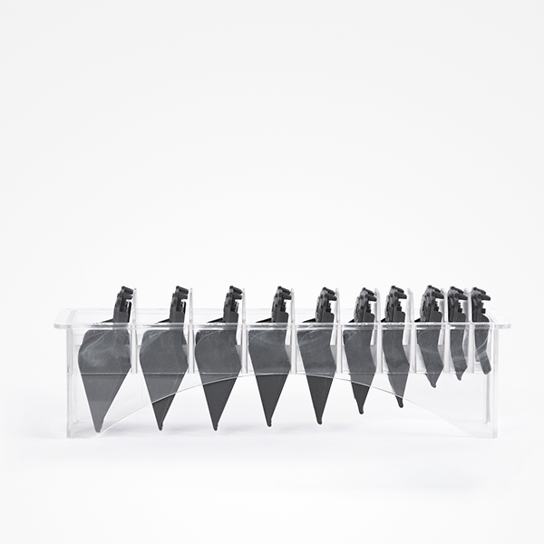 Conjunto de 10 pássaros decorativos pretos alinhados numa estrutura transparente