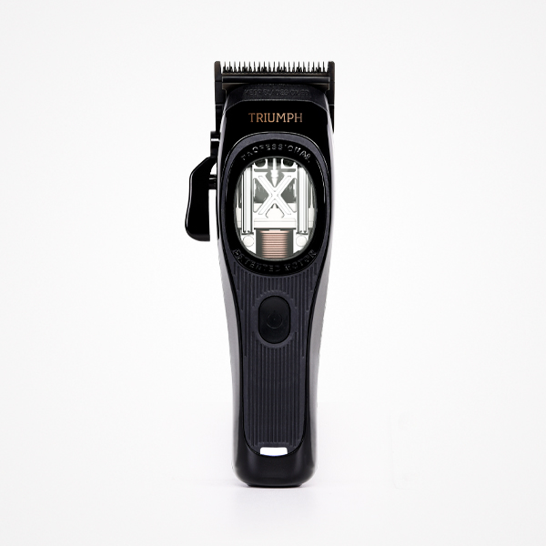 Máquina de cortar cabelo preta com marca TRIUMPH