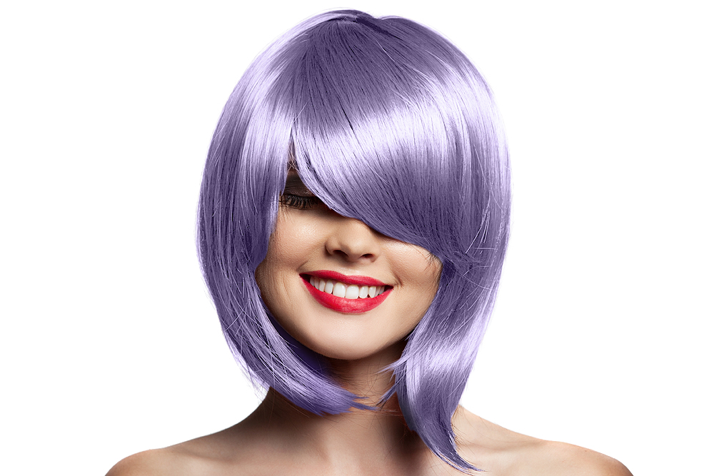 Mulher com peruca lilás lisa e sorriso vermelho